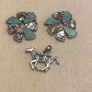 Lot of flowers and horse pendant